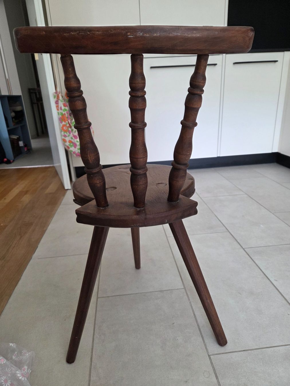 Stühle: Antiker Stuhl, 3- Beine, vintage, – Gebraucht aus Arlesheim von Vera6 3