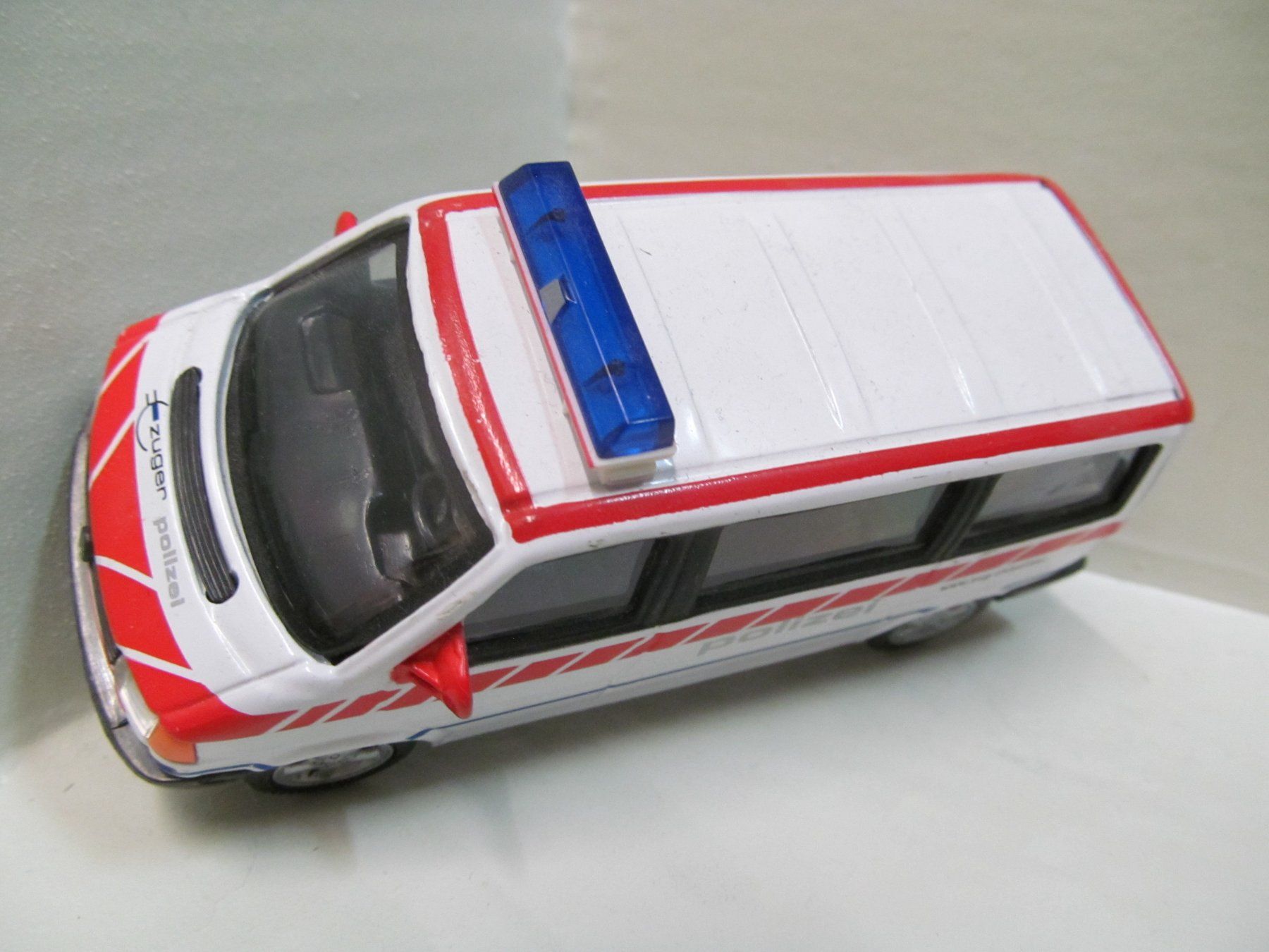 Volkswagen Modellini d'auto: ZUGER POLIZEI  VW-BUS  1:43 – Usato da Grueningen venduto da malamut56 4