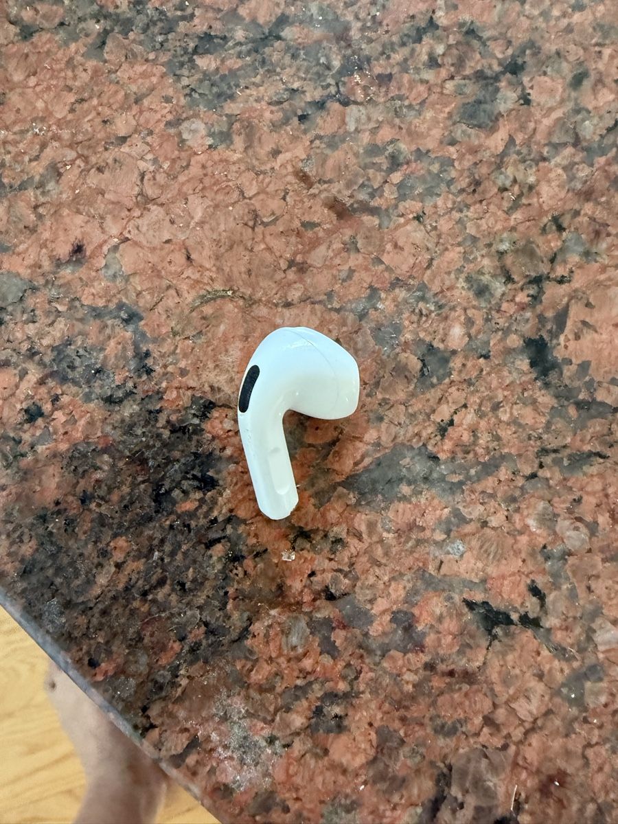 Apple Kopfhörer: Airpods 4 ANC links – Gebraucht aus Schattdorf von Kofi57