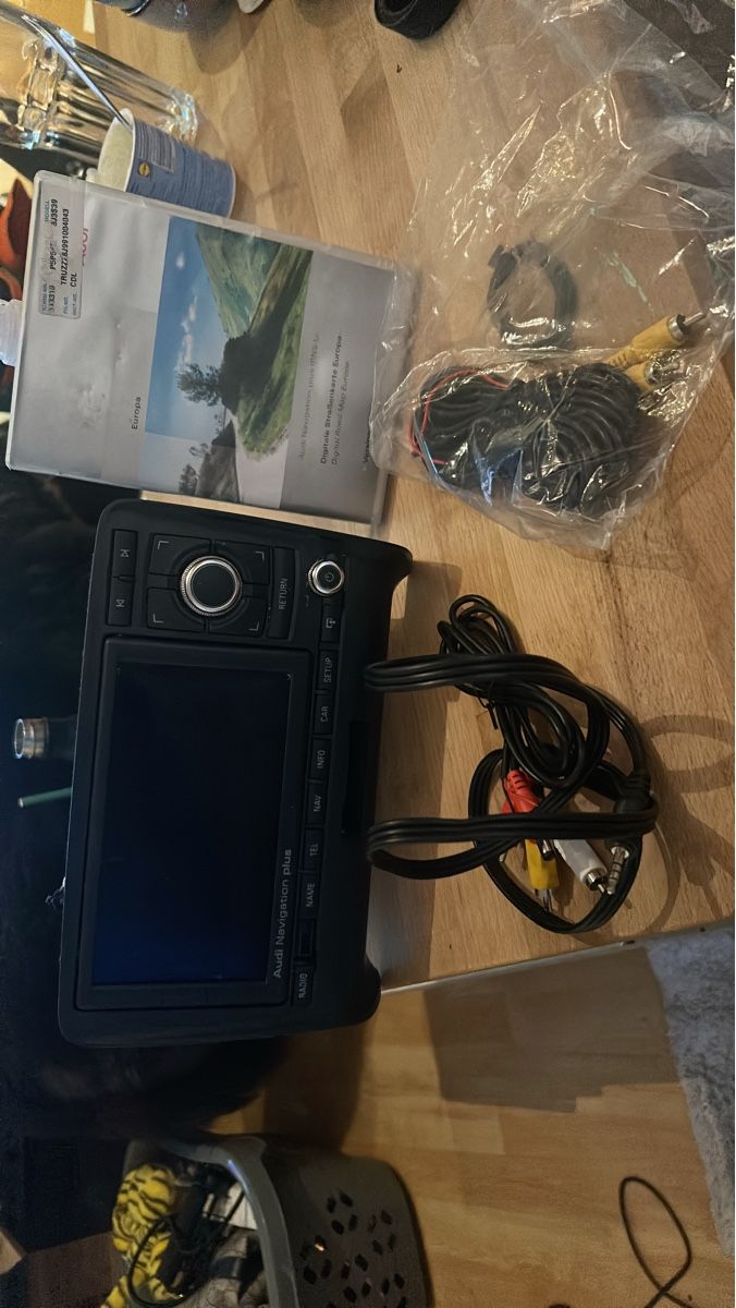 Radios: Audi Navigation Plus mit Kabeln und DVD – Gebraucht aus Fischenthal von Victoria_fischenthal