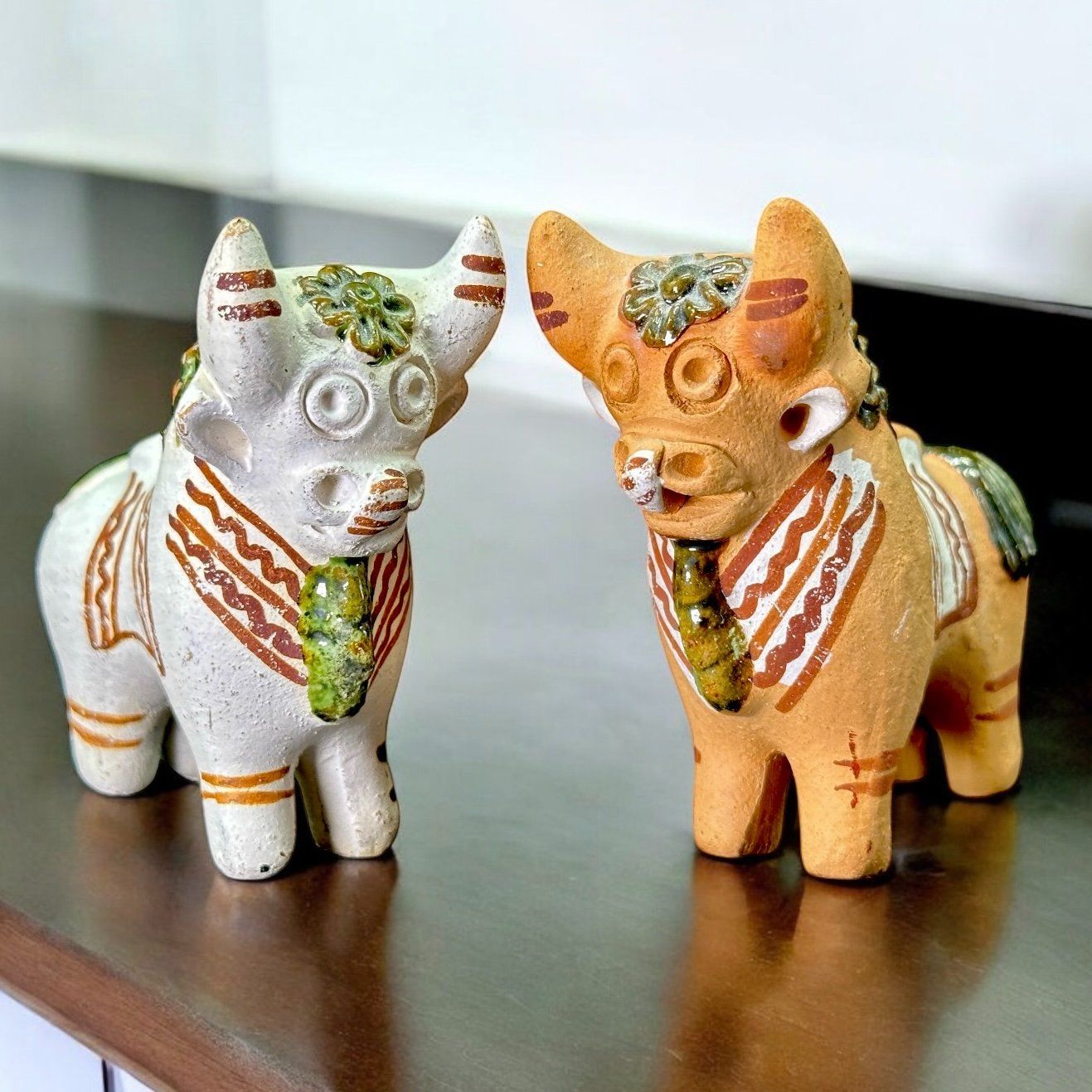 Statuette: 2 Amulettes péruvienne "Torito de Pucara" en terre cuite – Usato da Morges venduto da objetsdepoque