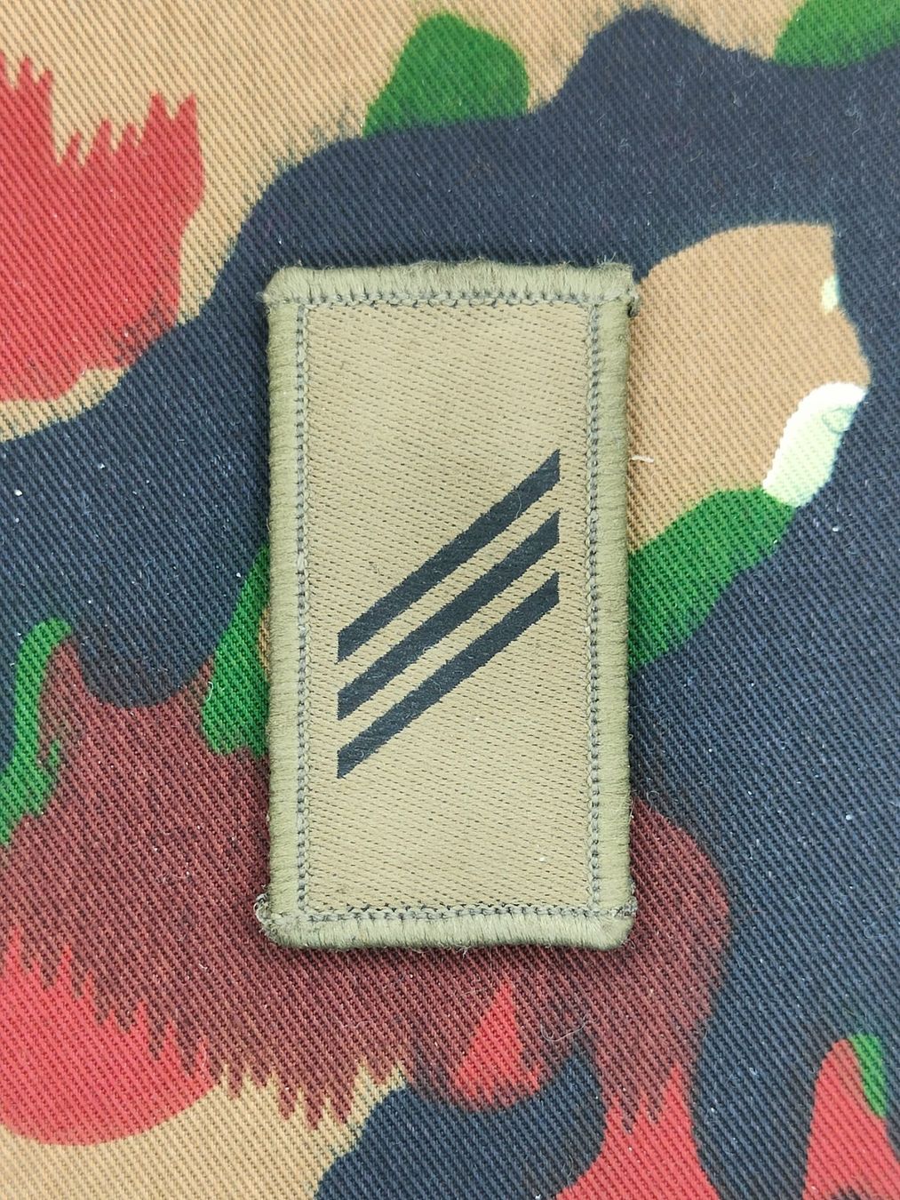 Schweizer Armee Uniformi: Gradabzeichen Obergefreiter, Variante 4 – Usato da Bauma venduto da SwissMilitaria