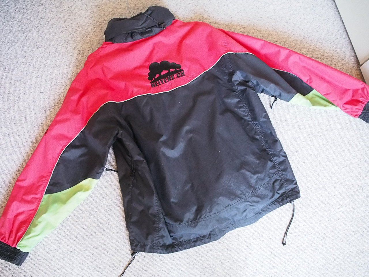 Billets: heitere Regenjacke mit Kapuze – D'occasion à Zofingen par sosalinos01 3