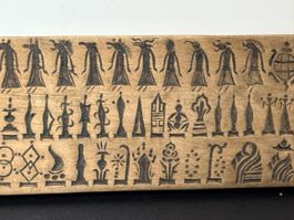 Antike Holzplatte mit mystische Symbole und Figuren