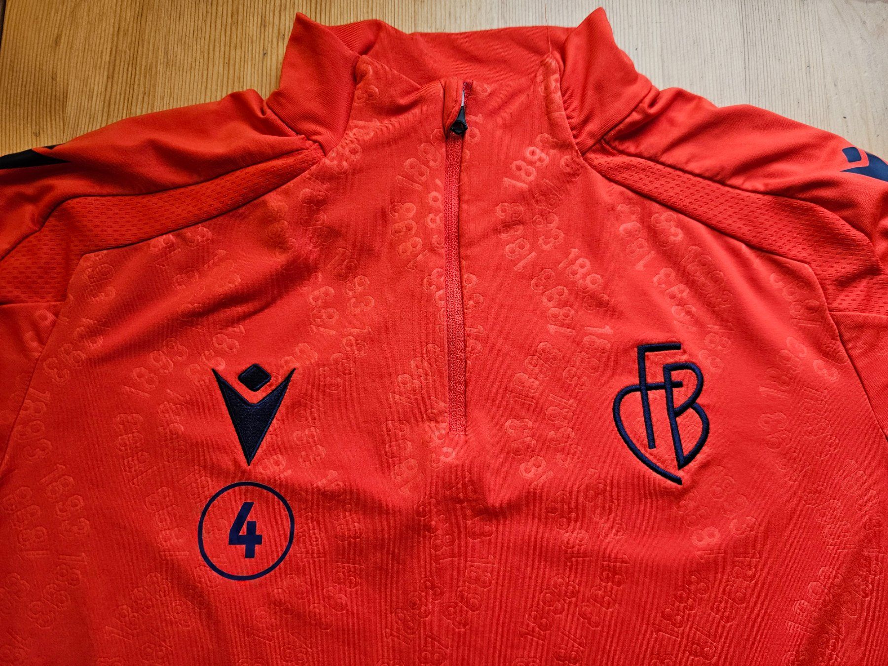Canottiere & Pantaloni: FC Basel Trainingsoberteil Macron Grösse L FCB Jacke – Usato da Hägglingen venduto da United-Village-Trade 2