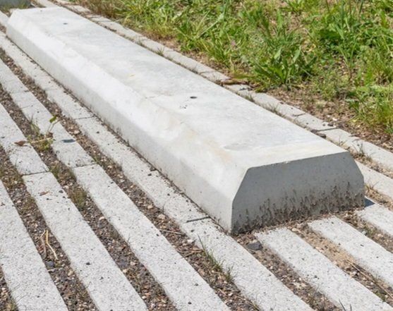 Pietre & tegole: Beton, Autostopper, Radabweiser – Usato da Brenzikofen venduto da Nramseier 3