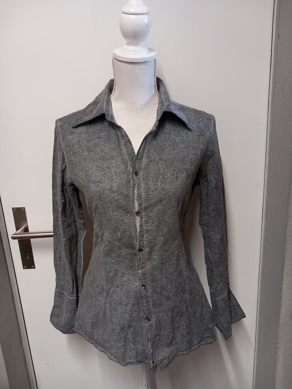 Nile Chemisiers: NILE Bluse Gr.M, Baumwolle, Muster gestickt, grau – D'occasion à Gwatt (Thun) par umwelt-brocki