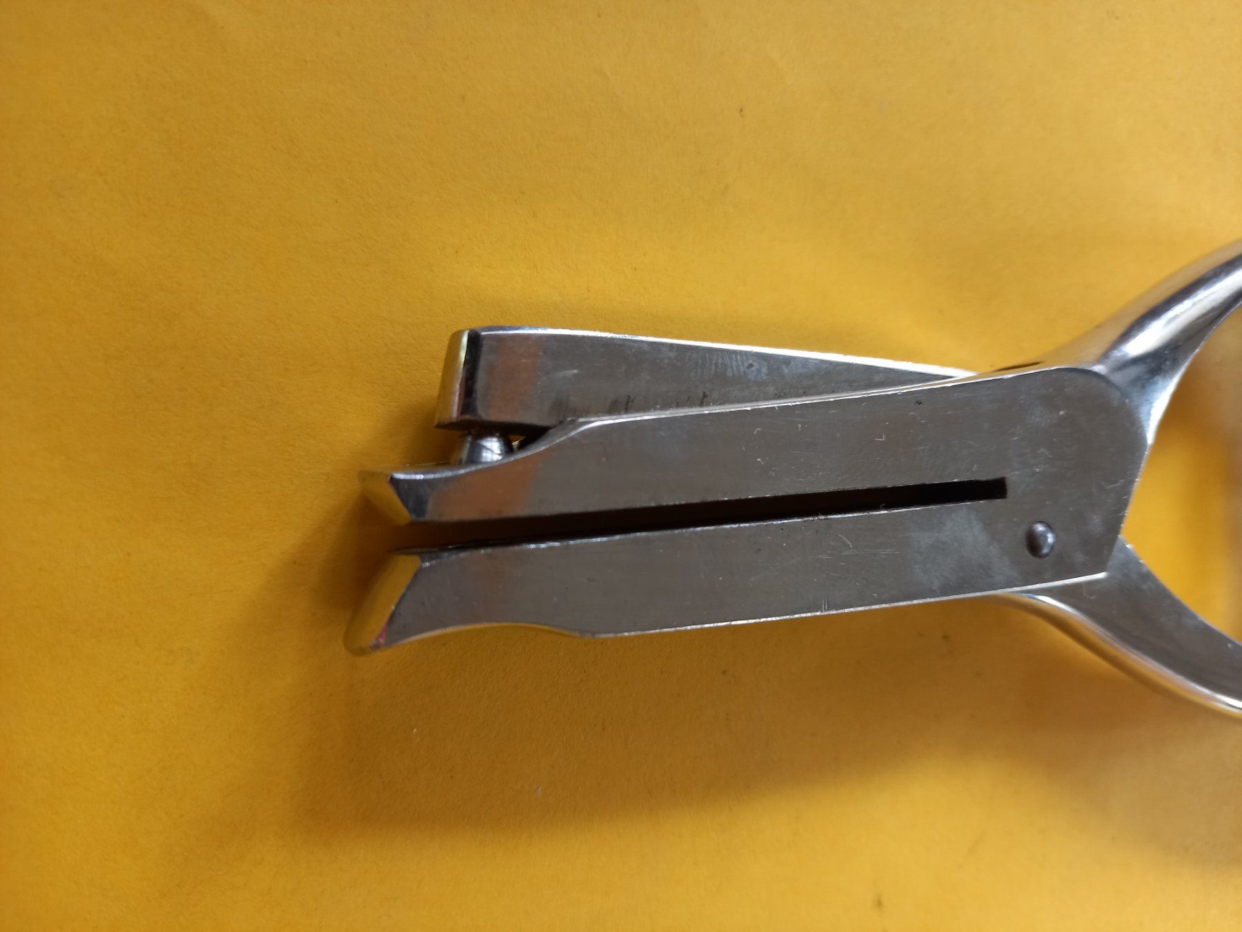 Greifer: Pince perforatrice en métal – Gebraucht aus Rossens FR von Souris1 1
