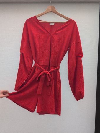 Roter kurzer Jumpsuit von Vila, Grösse 36