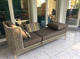 Wetterfeste Gartenliege mit zugehörigem Hocker und Kissen