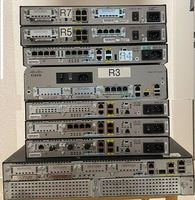 Cisco Routers und zwei Cisco Switche