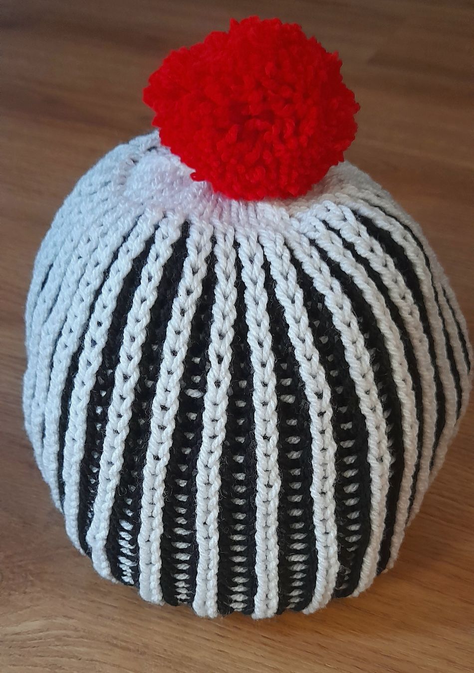 Chapeaux, bonnets & casquettes: Mütze mit roter Bommel – Neuf (Voir description) à Basel par ker_w7ld