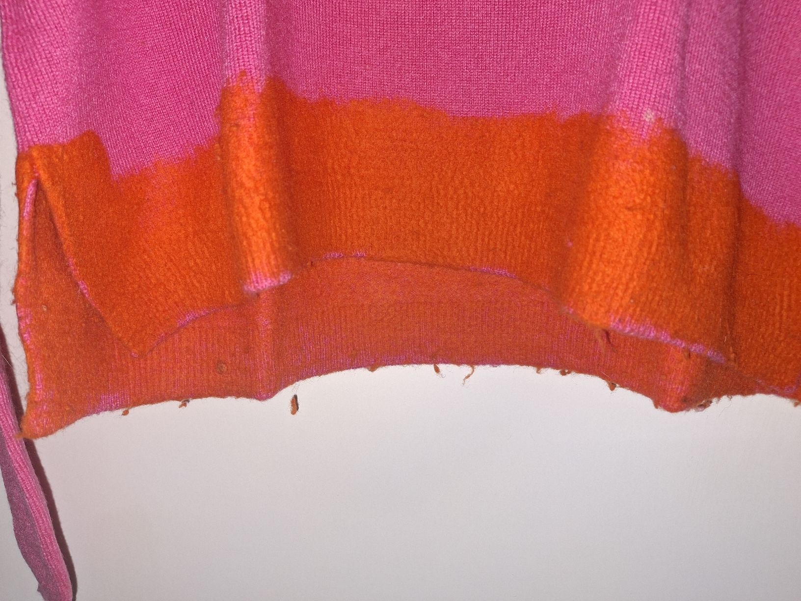 Prada Maglioni & Felpe: Süsser Pink-orangener Prada Pullover – Usato da Solothurn venduto da Mayla92 2