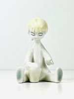HOLLOHAZA Porzellanfigur, gemarkt 885 – sitzendes Mädchen