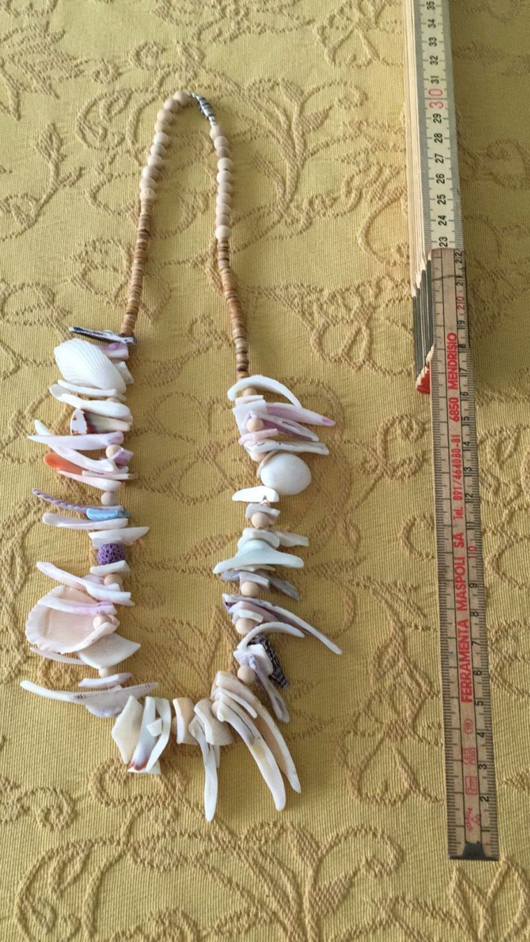 Catenine: Collana realizzata con pezzi di conchiglie – Usato da Melano venduto da H-Sara
