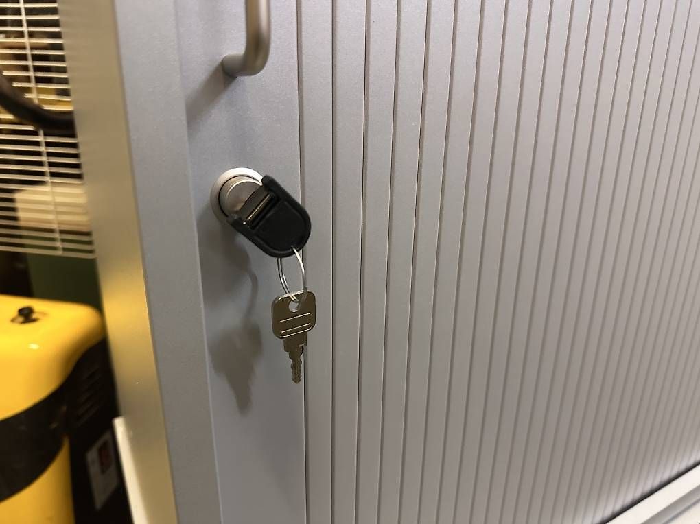 Armadi: neuer Beistellschrank, Querrolladen, Lateralschrank – Nuovo (secondo la descrizione) da Necker venduto da liq24 2