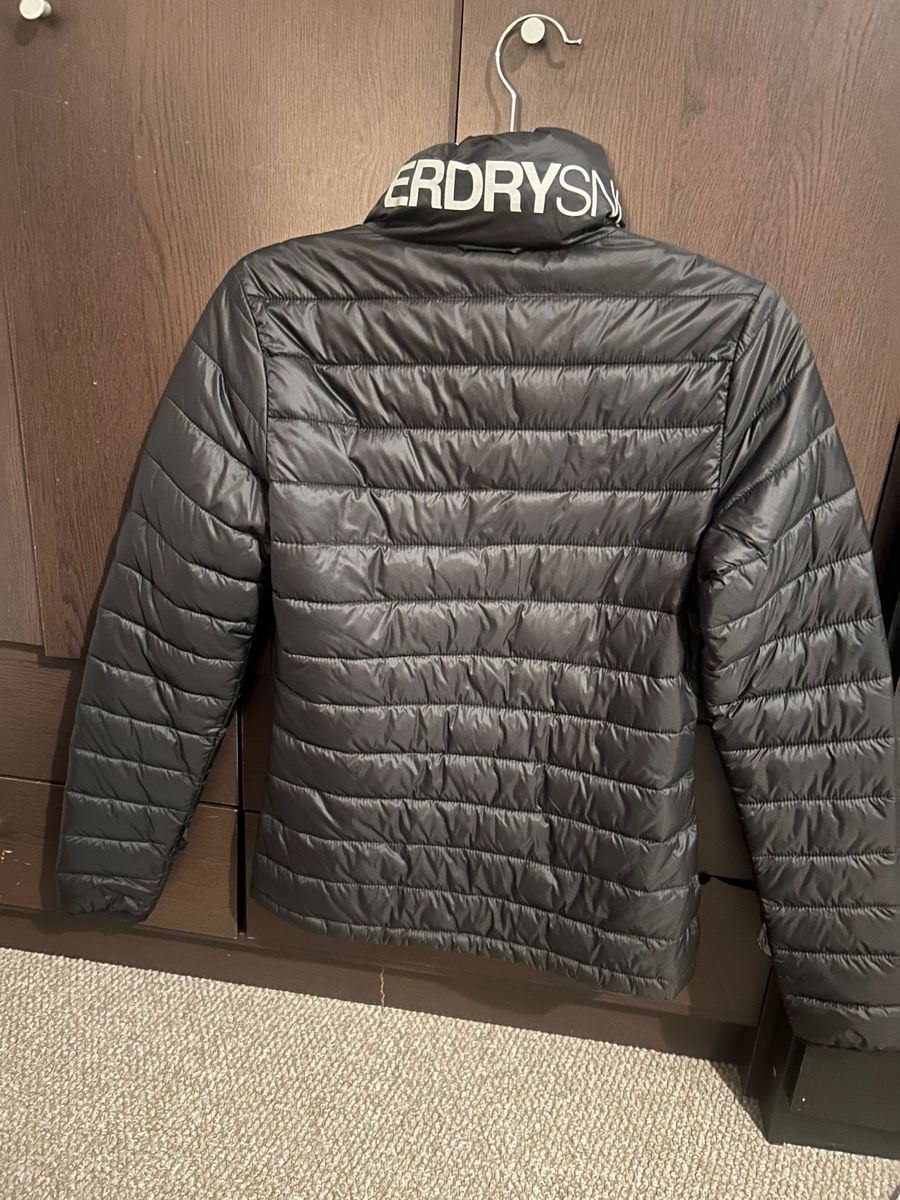 Giacche: Superdry Übergangsjacke Schwarz, Grösse S, neu – Nuovo (secondo la descrizione) da Volketswil venduto da Modelka 1