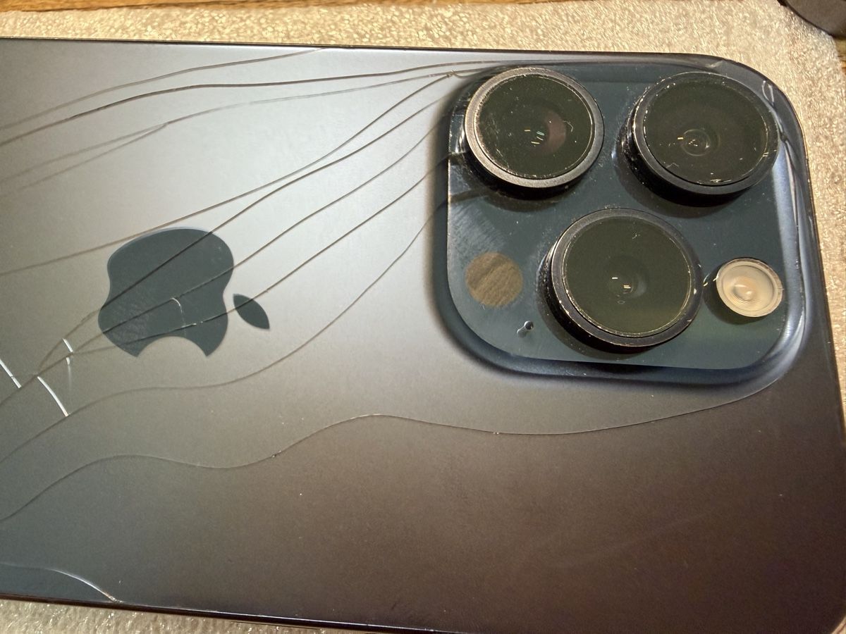 Apple Handys / Smartphones: GLASBRUCH: iphone 15 Pro – Defekt aus Langenthal von fluehmann_
