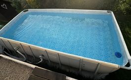Grosser Pool mit Pumpe und viel Zubehör 
