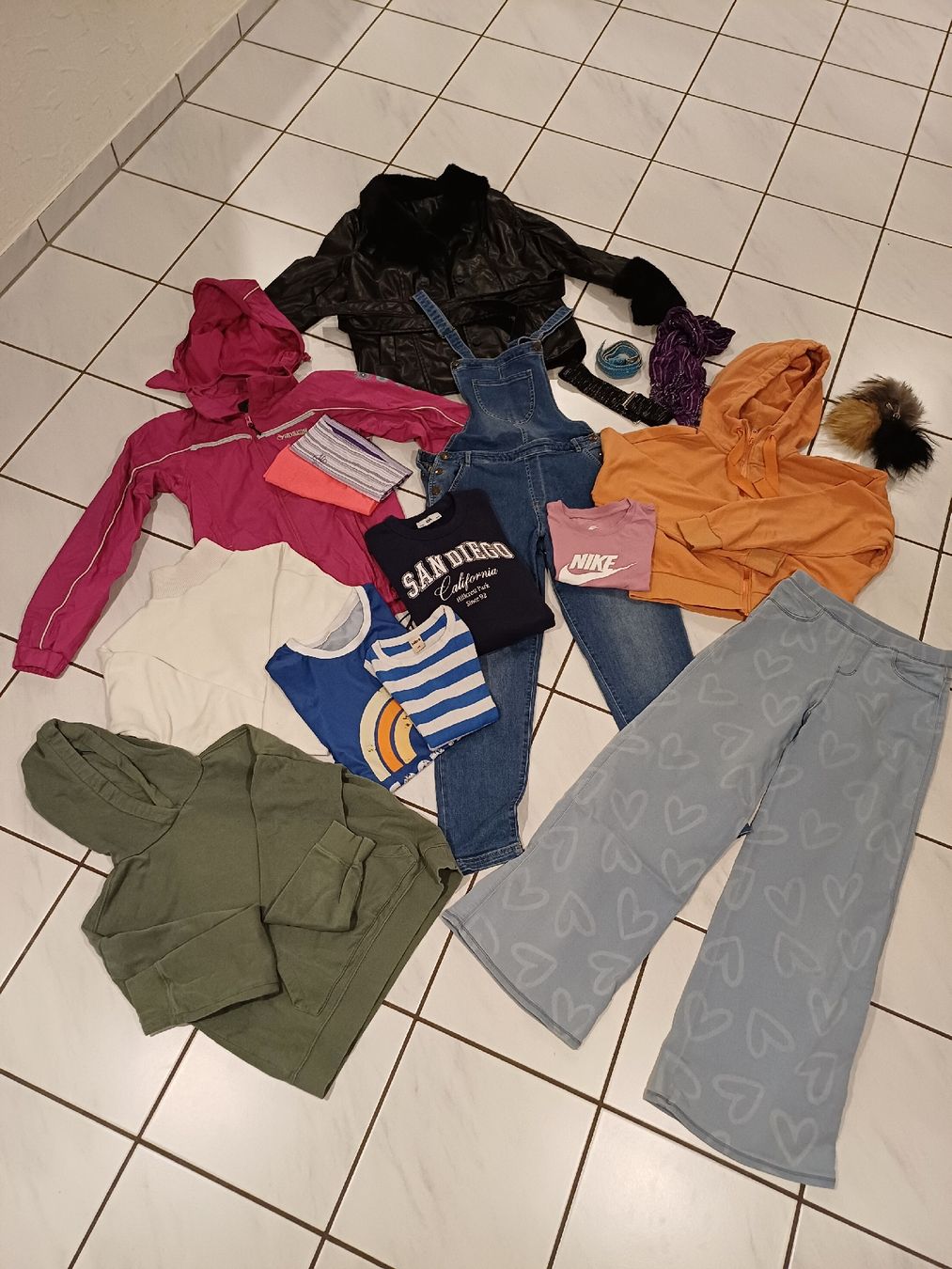 Lotti & Set di vestiti: Grosses Kleiderpaket Mädchen ab Grösse 152 bis S – Usato da Bremgarten AG venduto da leharh