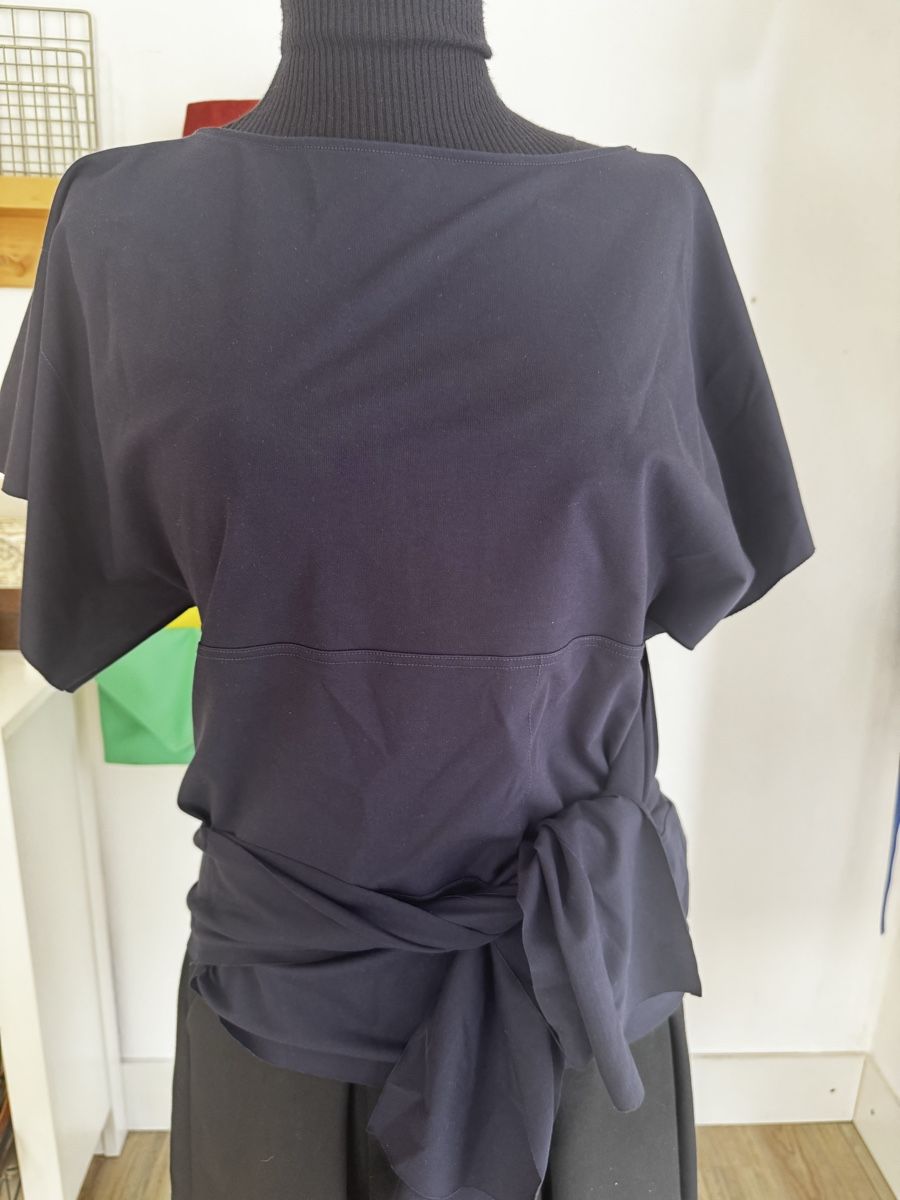 Cos T-shirt: Elegantes Shirt von Cos – Usato da Luzern venduto da Barbella12