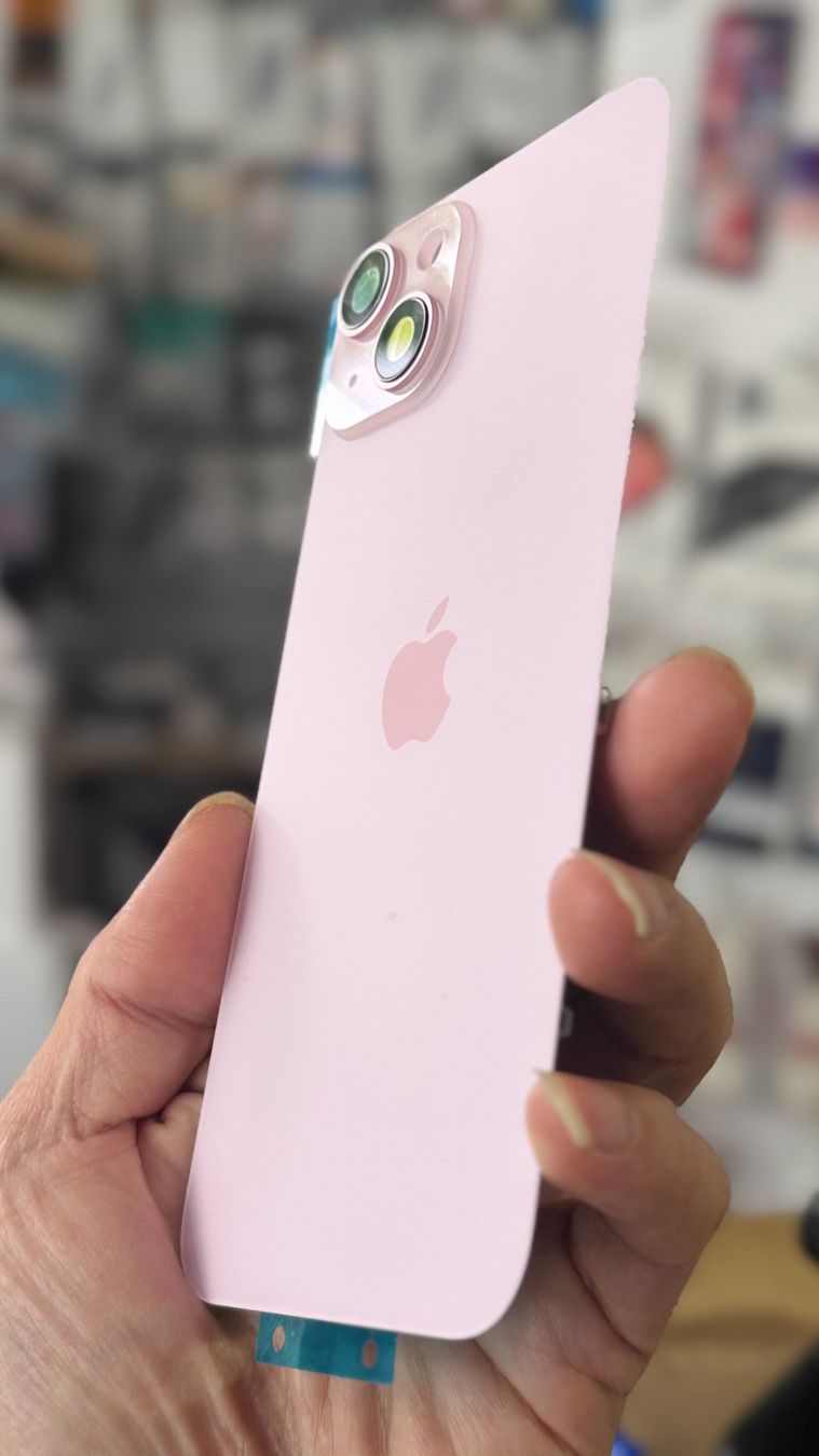 Apple Handys / Smartphones: Vitre Cache Arrière iPhone 15 plus rose – Neu und originalverpackt aus Morges von DA-repa 2