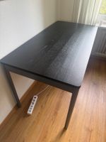 Bureau IKEA, plateau en bois couleur ébène, pieds en metal