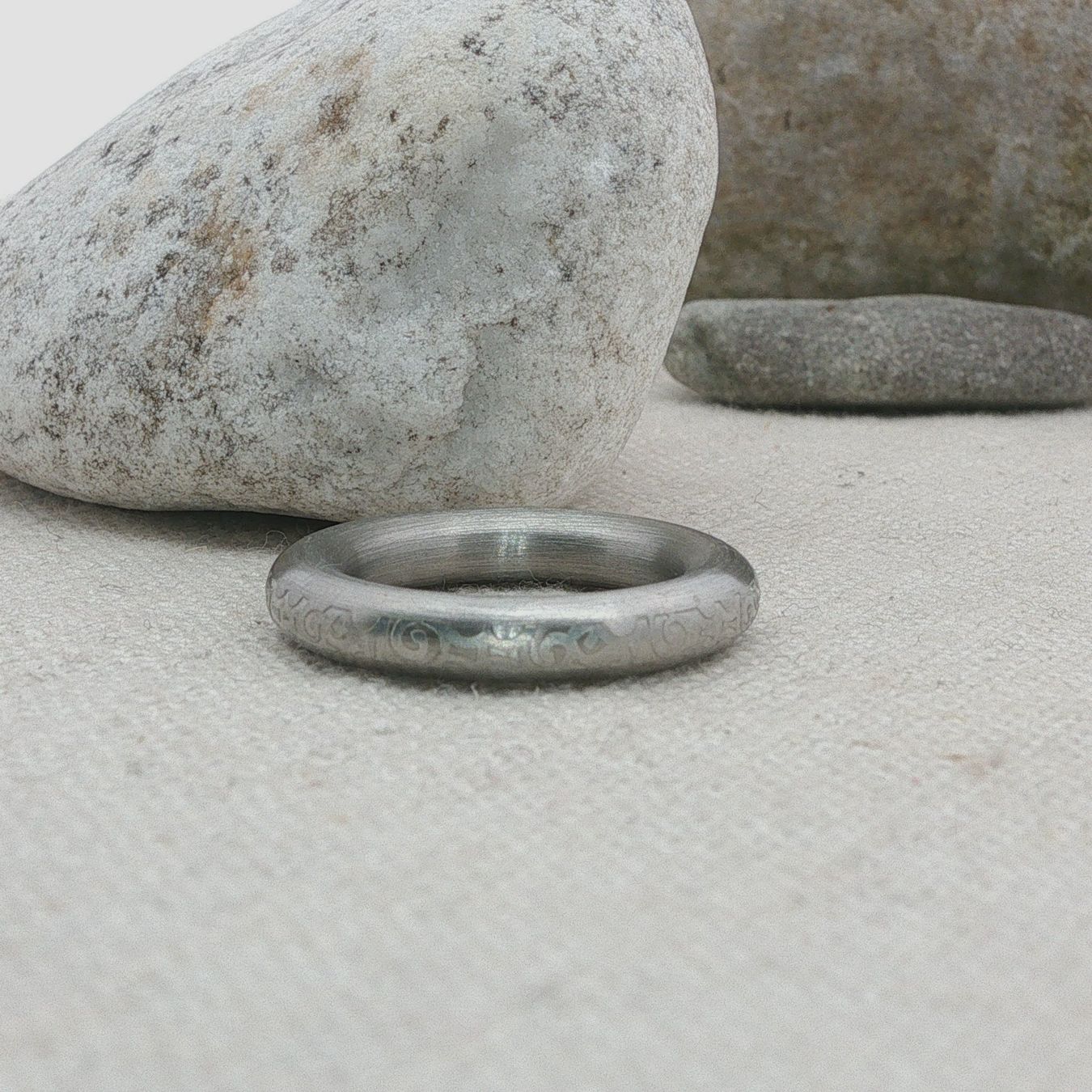 Olga Ribler Anelli: Edelstahl 4 mm  Ring gemustert,  Ringgrösse 52 – Nuovo (secondo la descrizione) da Luzern venduto da Schmuckoutlet 2
