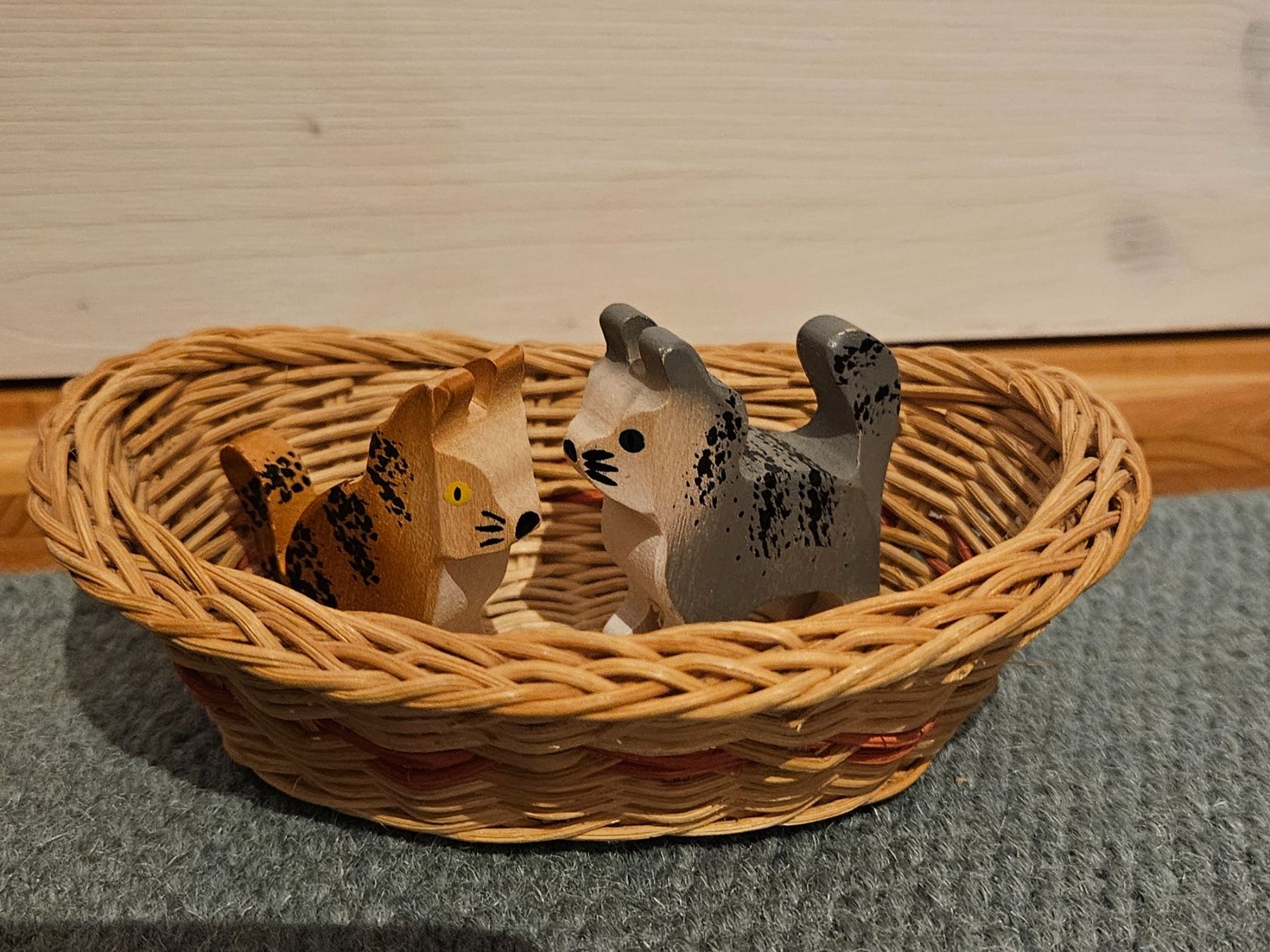 Trauffer Giocattoli: 2 Trauffer Katzen, Holztiere mit Körbli – Usato da Rifferswil venduto da fle_5nqr