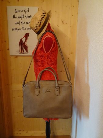 Neuwertige Laptoptasche von Glüxklee in Taupe - Chan26.01