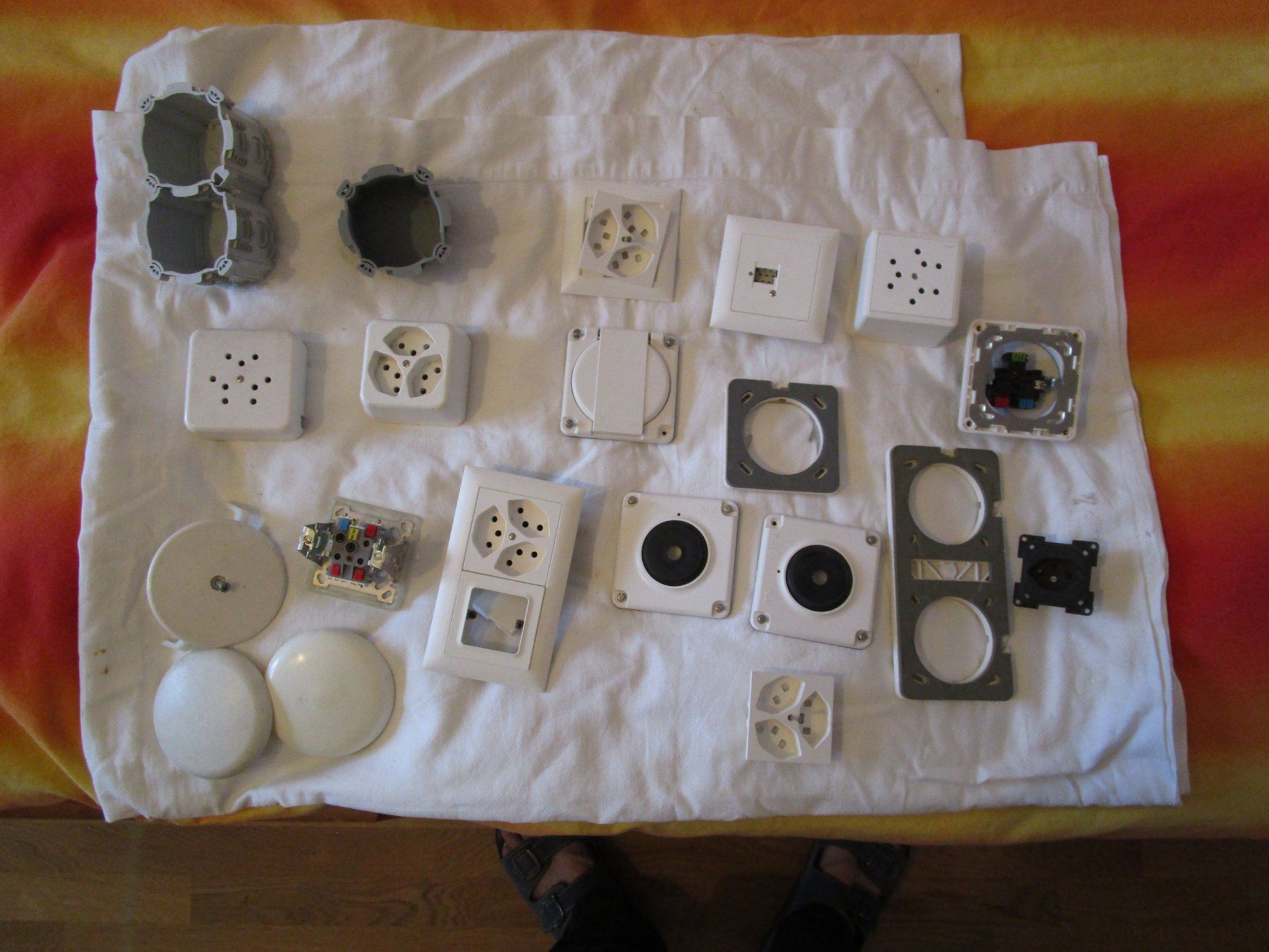 Feller Spine: Assortiment matériel électrique – Usato da Lutry venduto da Momo1095