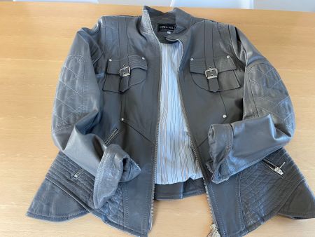 Hingucker Lederjacke mit schönen Applikationen, wie neu