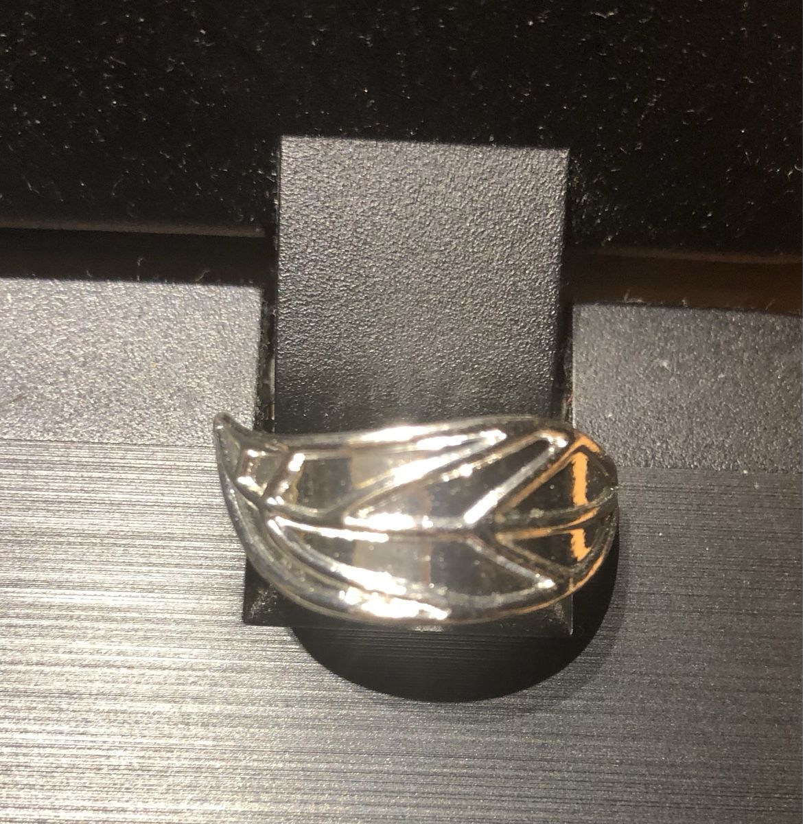 Anelli: Bague argentée design feuille, élégante – Nuovo e nell'imballaggio originale da Chamblon venduto da zut40
