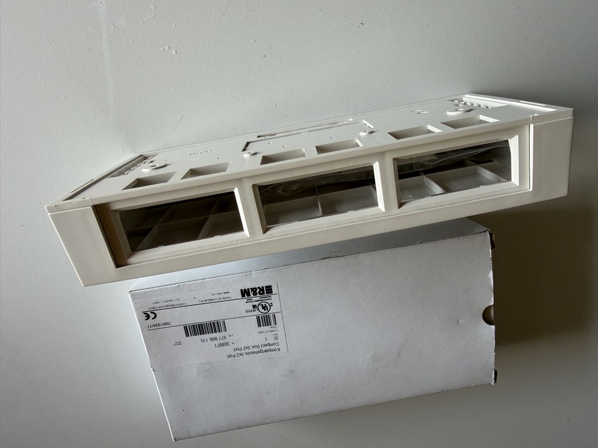 Stecker: Kompaktgehäuse R&M Compact Box 3x2 Port neu – Neu und originalverpackt aus Steffisburg von ElektroWork