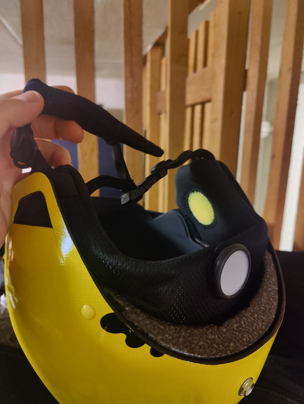 Caschi: Black & Yellow Snowboard / Ski Helmet – Usato da Zürich venduto da Caeirop 3