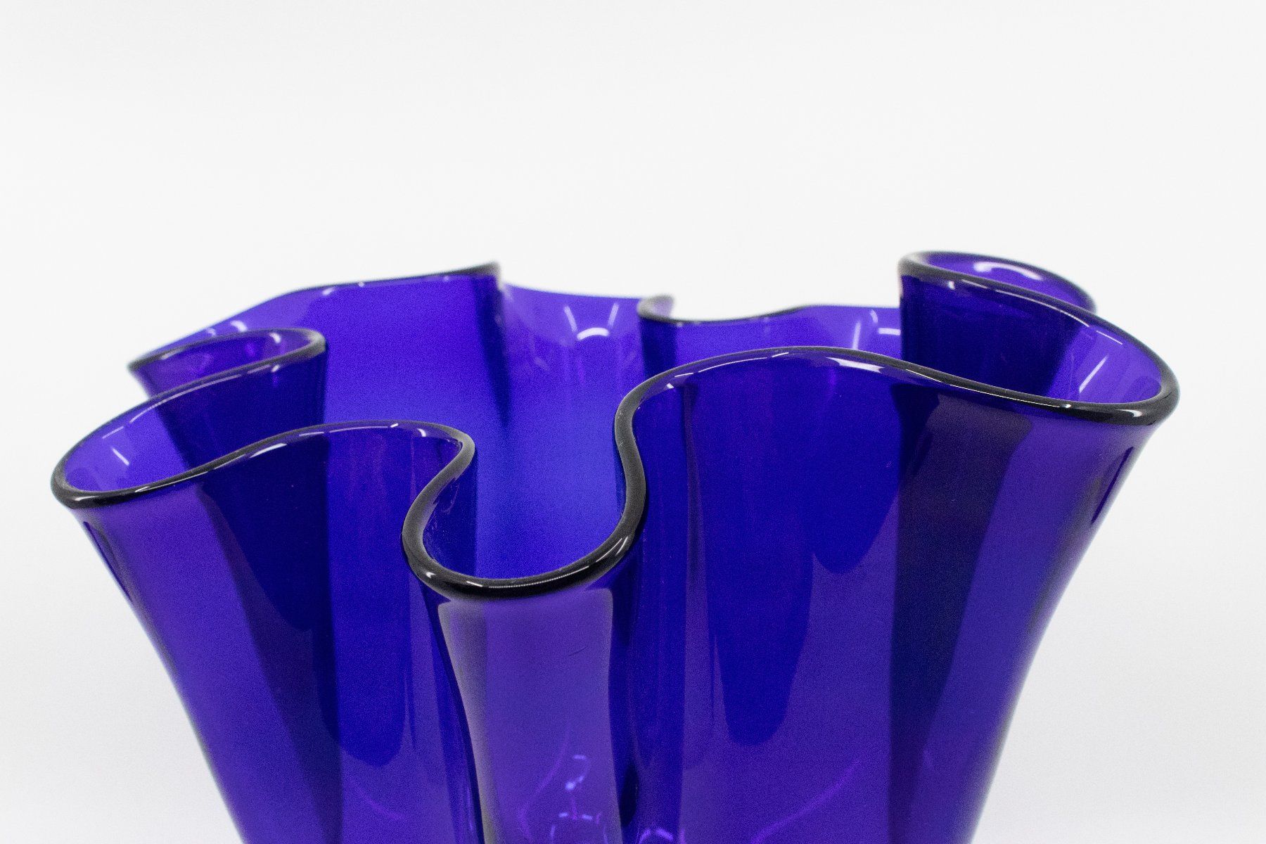 Vasen & Gefässe: Blaue Vase / Glasvase mit gewelltem Rand – Gebraucht aus Zürich von ZuercherBrockenhaus 1