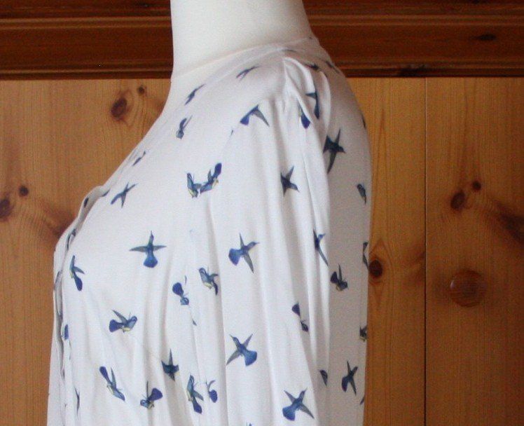 Camicette: Bluse Langarm weiss - hellbau Gr. XL – Usato da Flüelen venduto da Diversicum-Curvy 4