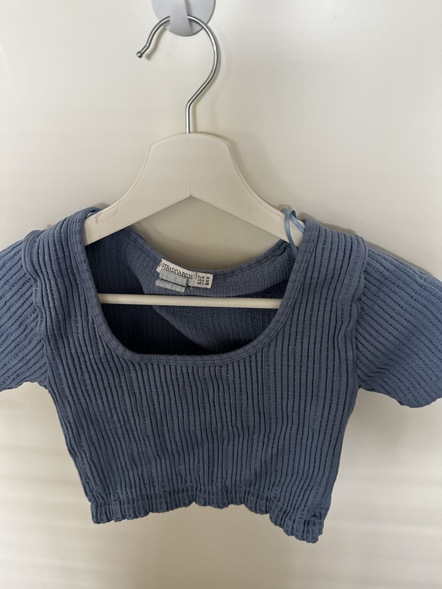 T-shirts: Blaues Crop Top Stradivarius Gr. M – D'occasion à Reinach BL par Alles_muss_weg00 2