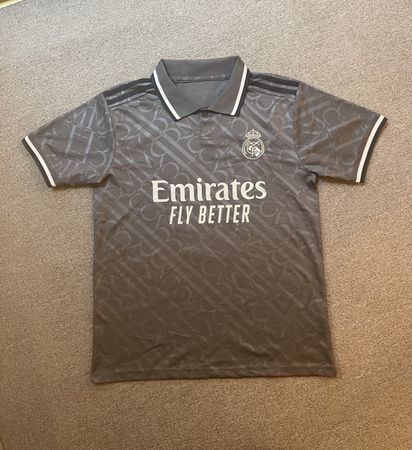 Real Madrid Fussballtrikot grau neuwertiger Zustand