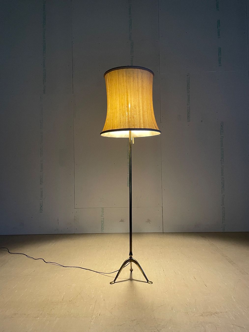 Lampade: Mid Century Ständerlampe aus Messing – Usato da Bern venduto da Modern-Era