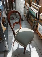 Eleganter Stuhl mit zeitlosen Polster und Rollen vorne