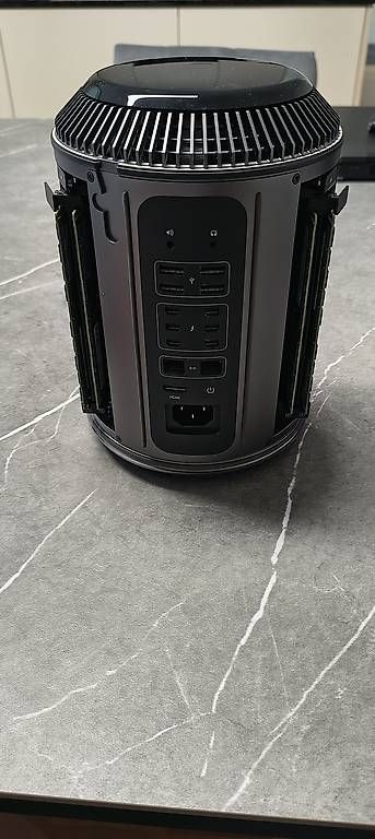 PCs: Mac Pro 6.1 – D'occasion à Zweidlen par jasko_ 2
