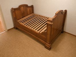 Lit ancien en bois massif sculpté – dimensions spéciales