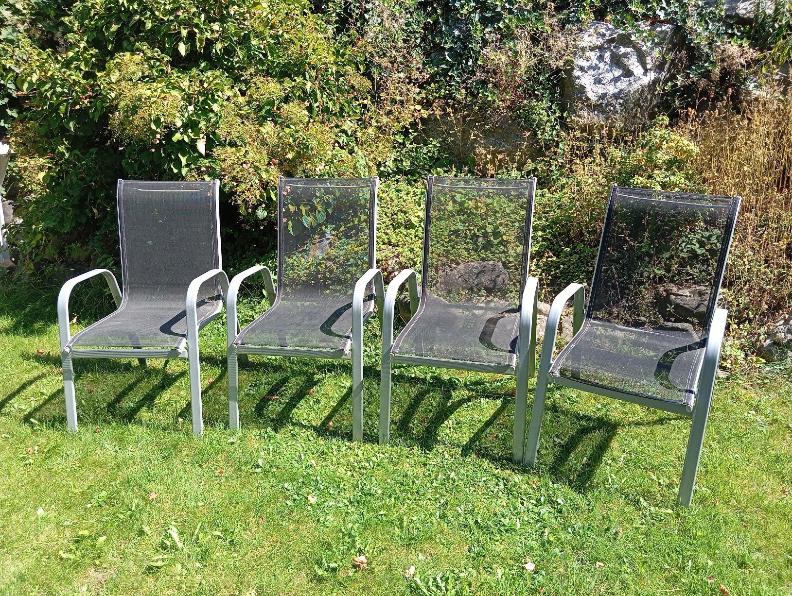 Stühle: 4 Gartenstühle Stapelbar, Alu/Textil – Gebraucht aus Tobel von Jorca