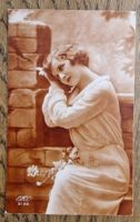 Frau mit Blumen, Art Deco um 1920
