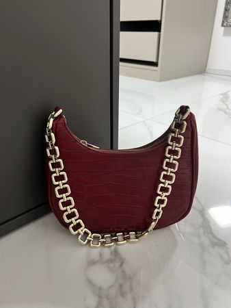 rote Handtasche
