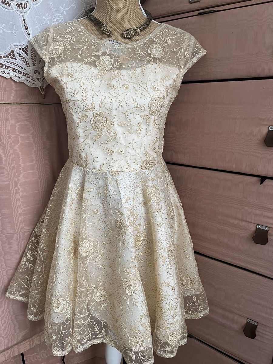 Vestiti: Abito da donna pizzo dorato taglia S  – Usato da Novaggio venduto da Sabi-Pearl 1