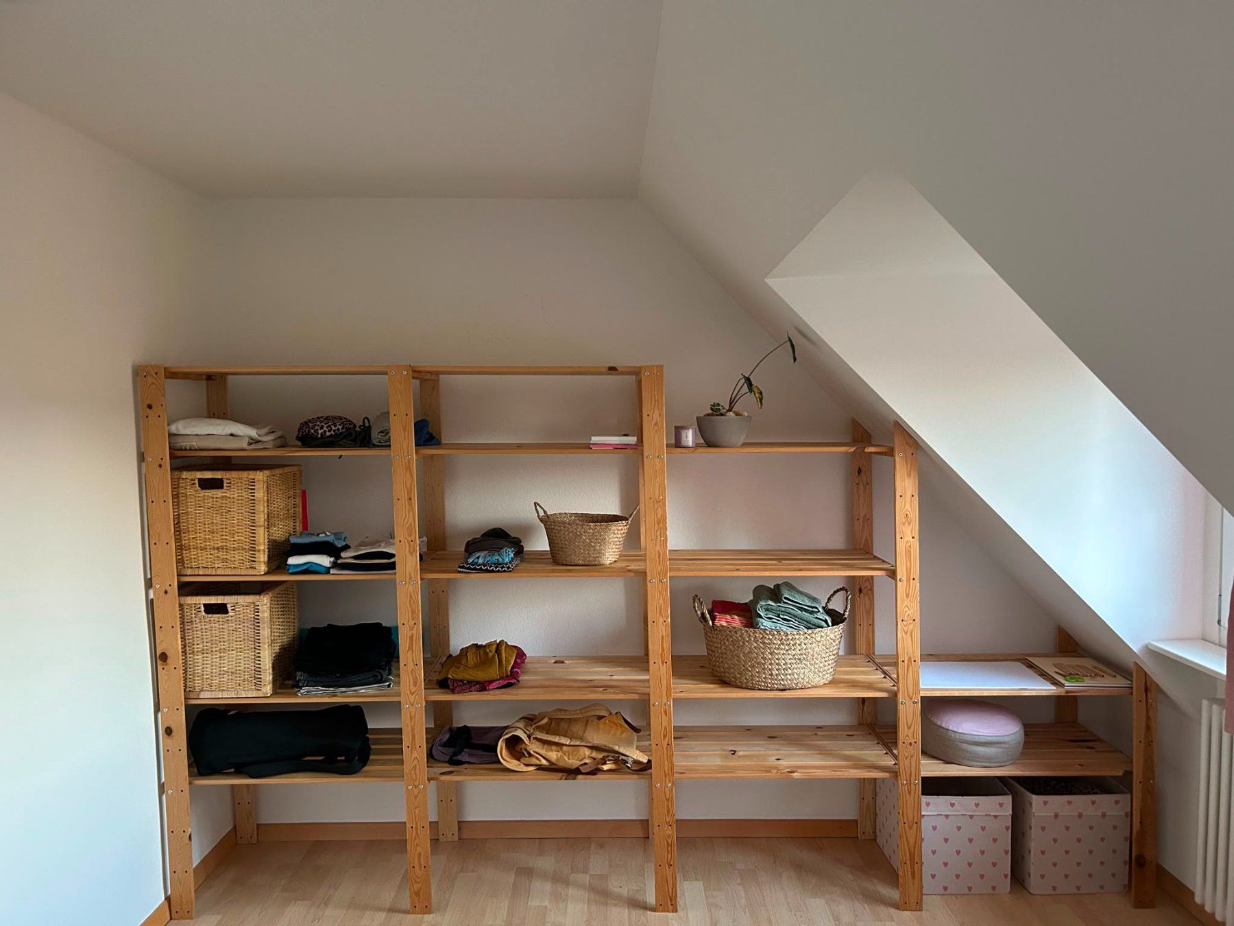 Ikea Scaffali: HEJNE 4 Elem/Regal (Dachschräge) – Usato da Zürich venduto da ziska09 1