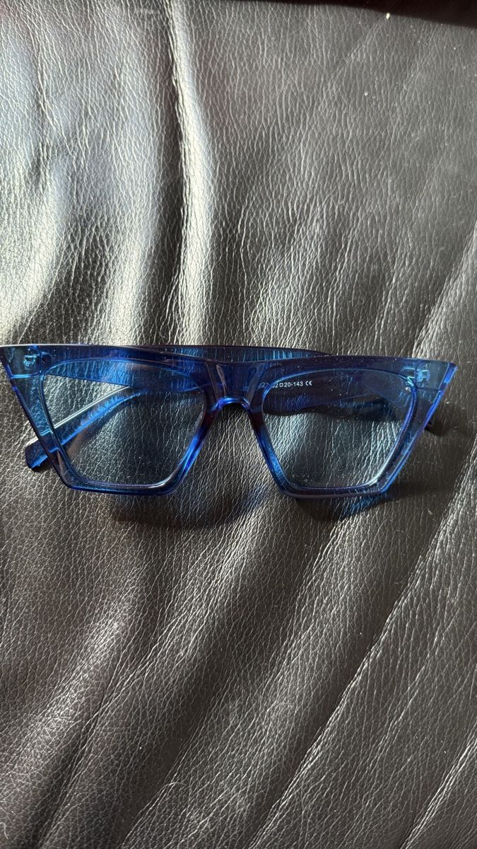 Lunettes & Verres: Stylish blue sunglasses – D'occasion à St-Gingolph par Ynatka