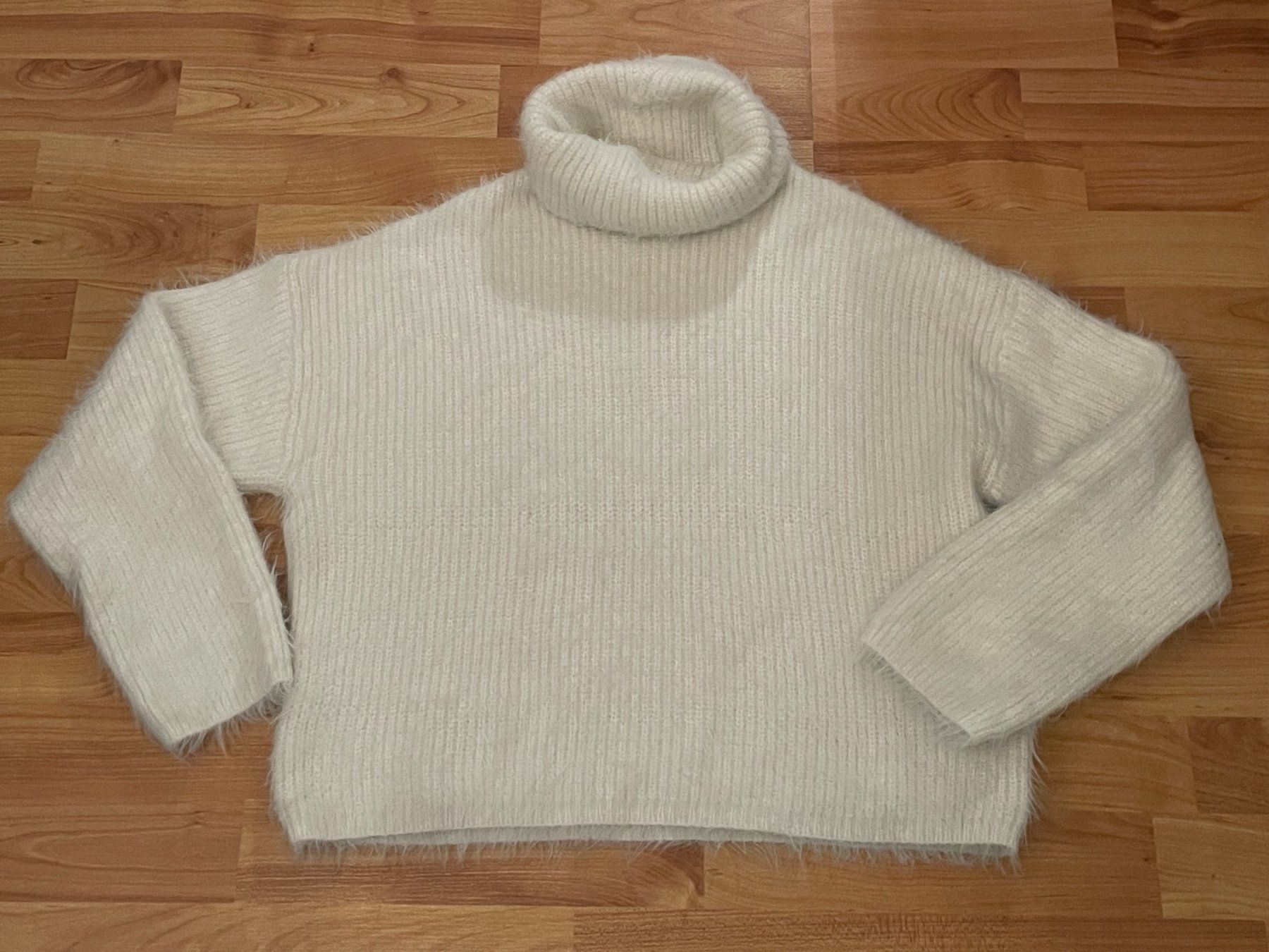 Pullover & Sweatshirts: Flauschiger Rollkragen Pullover, weiss, Grösse S – Gebraucht aus Niederweningen von sho_mb8y 1
